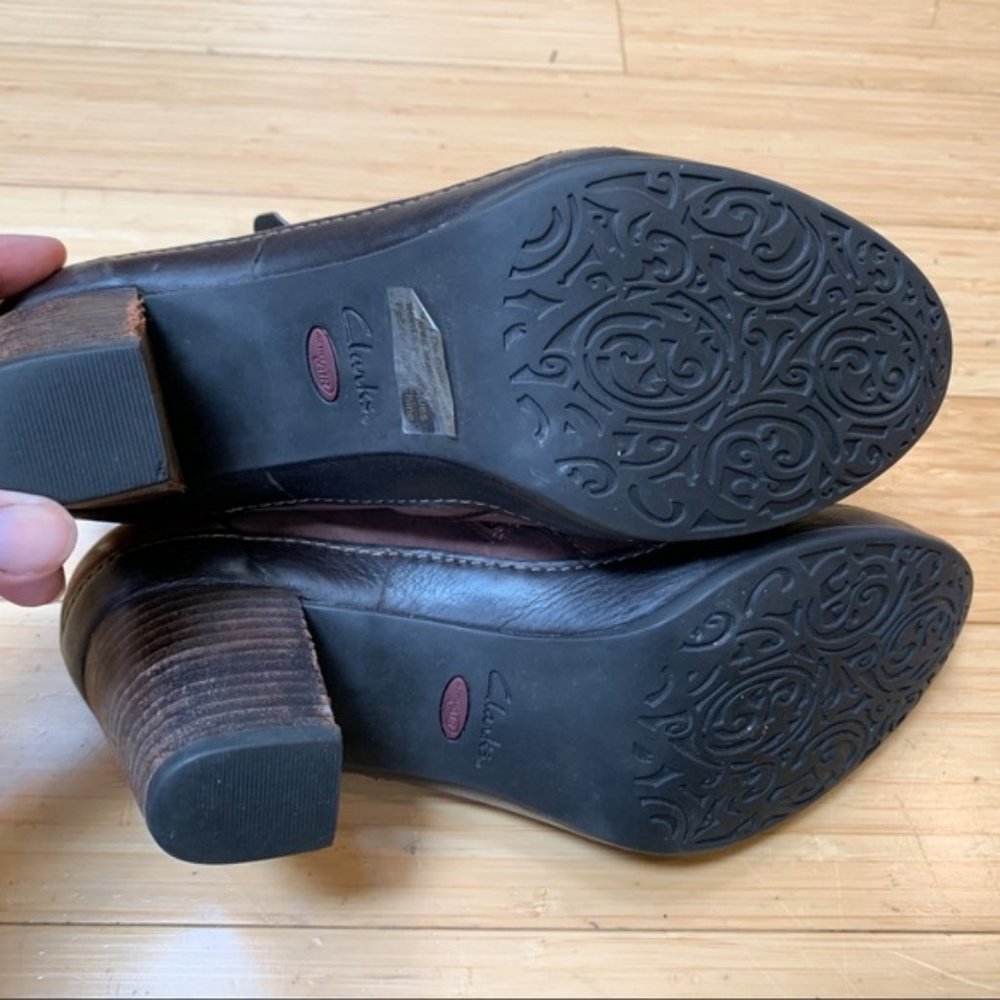 CLARK’S Artisan heeled ankle boots, 8.5. - Picture 7 of 8